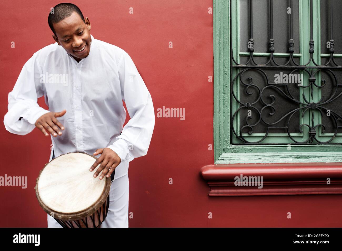 Percussionniste jouant des tambours dans les rues de Barranco, Lima, Pérou. Banque D'Images