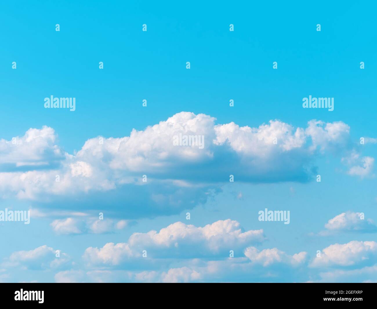 Magnifique ciel bleu clair avec des nuages sur la mer, fonds d'écran nature, fond de ciel nuageux. Toile de fond naturelle, surface nuageux, temps ensoleillé. Banque D'Images