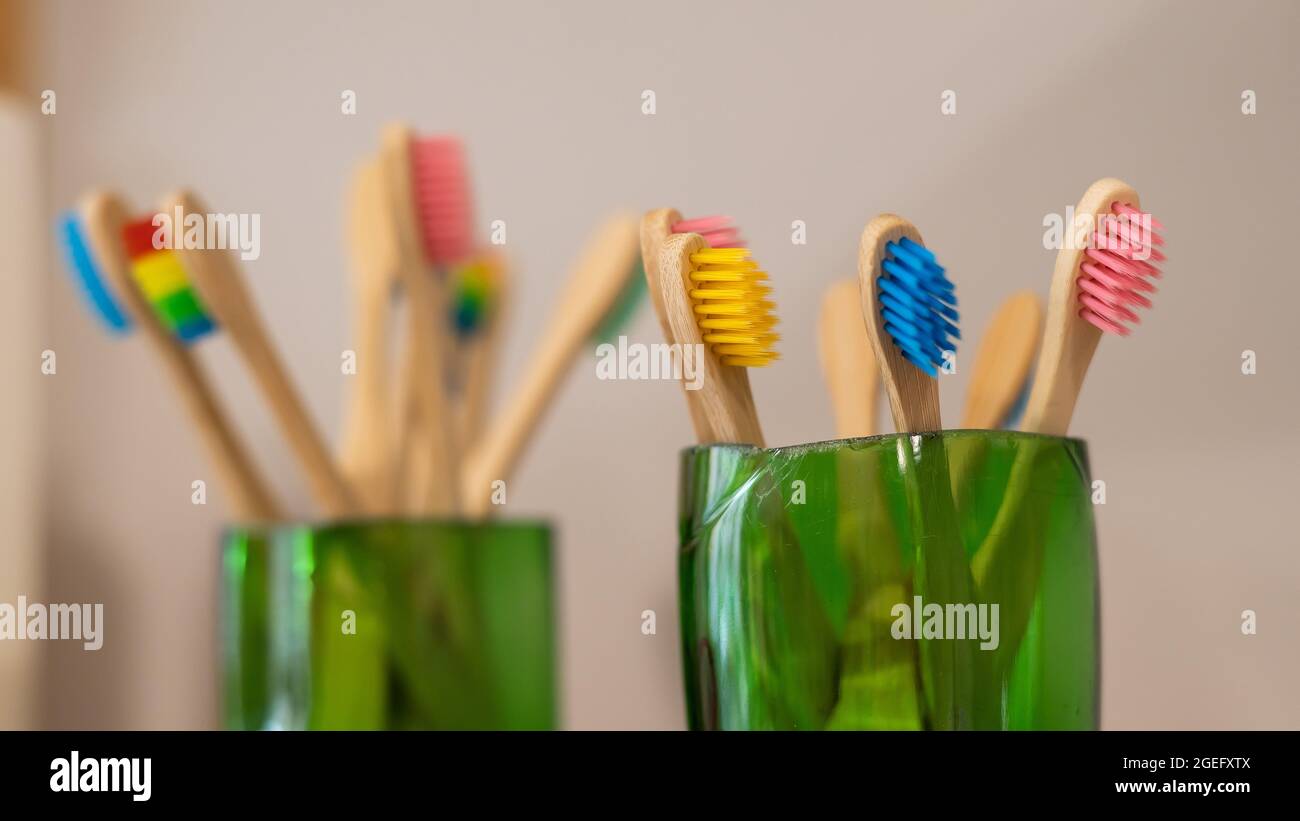 Une sélection variée de brosses à dents en bambou dans un éco-magasin Photo  Stock - Alamy