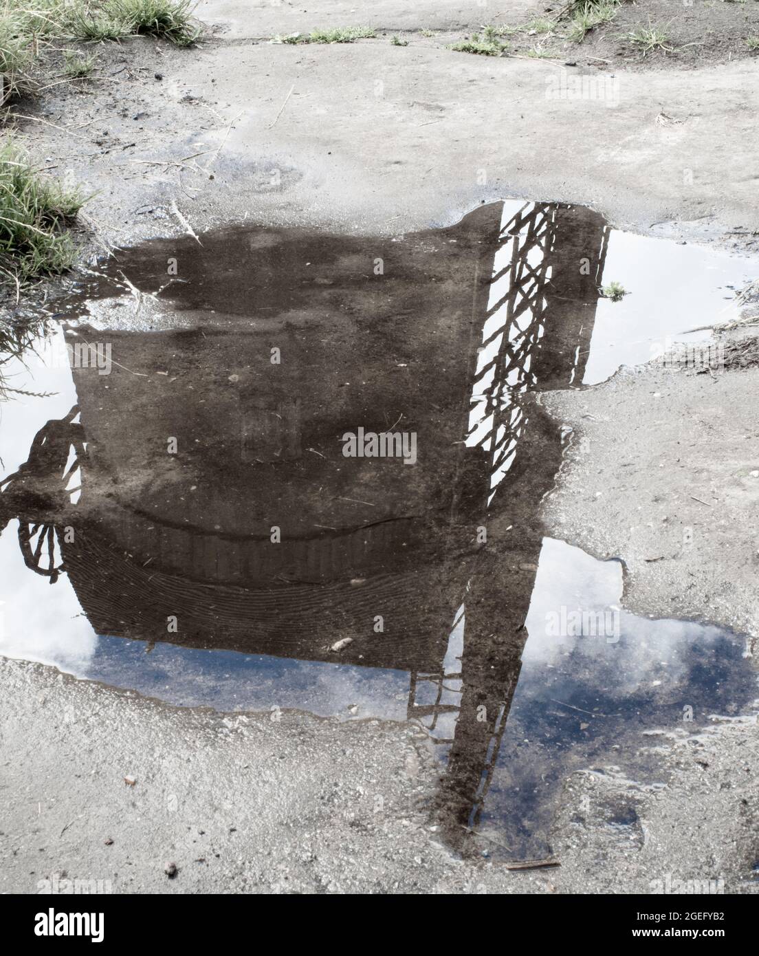 reflet d'un moulin à vent désutilisé dans une flaque Banque D'Images