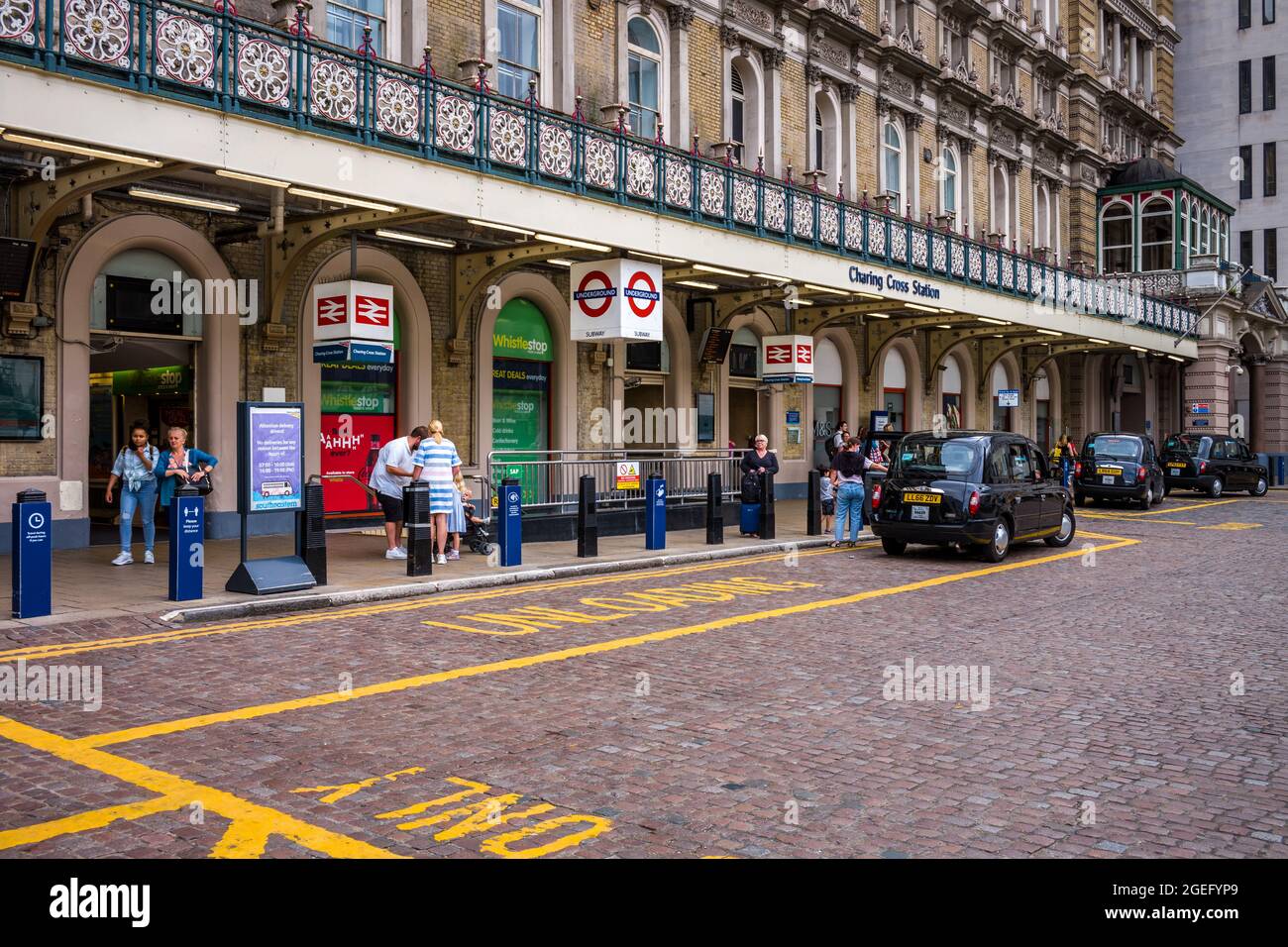 Gare de Charing Cross dans le centre de Londres - la gare de Charing Cross a ouvert ses portes en 1864. Banque D'Images