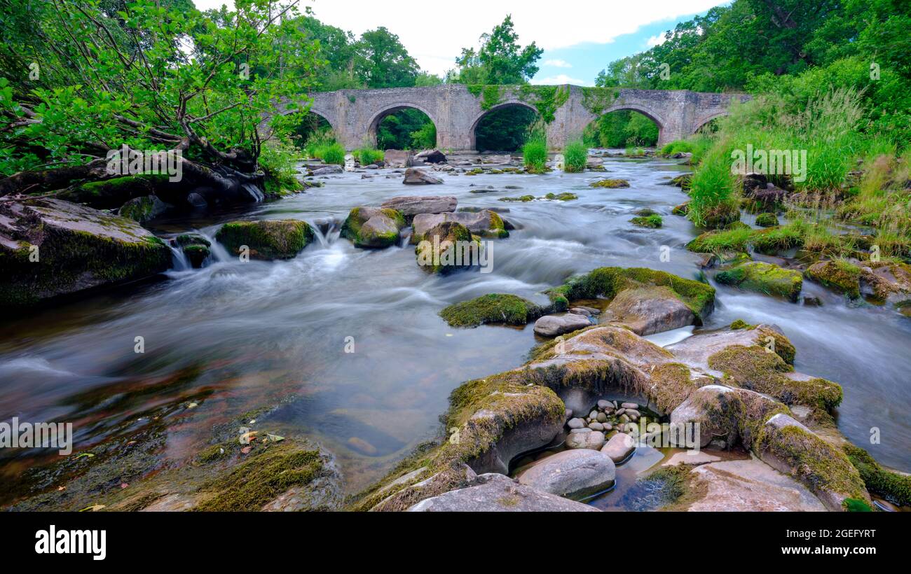 Hay-on-Wye, pays de Galles - 14 juillet 2021 : chute d'eau et ford sur la voie de campagne près de Pennant sous Gospel Pass et Lord Hereford's Knob, près de Hay-on-Wye, W Banque D'Images