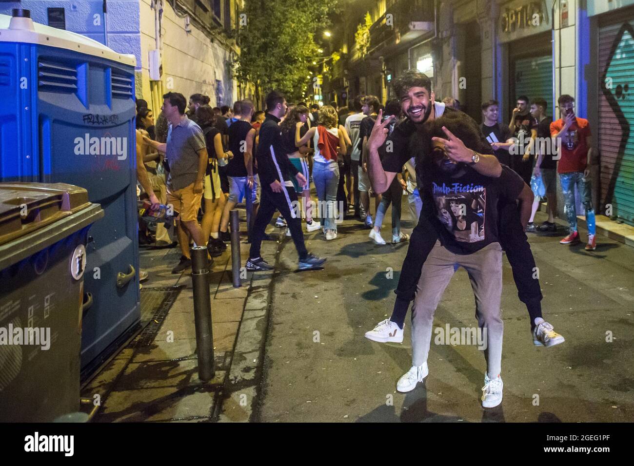 Barcelone, Catalogne, Espagne. 20 août 2021. Les gens sont vus expulsés par la police.la Cour supérieure de justice de Catalogne (TSJC) a déterminé ce jeudi, 19 août, la fin du couvre-feu à Barcelone, coïncidant avec la semaine au cours de laquelle le festival traditionnel du quartier de Gracia est célébré. La foule fréquente de personnes qui boivent dans la rue a duré toute la nuit même si, dans certains points, la police a procédé à des expulsions. (Image de crédit : © Thiago Prudencio/DAX via ZUMA Press Wire) Banque D'Images