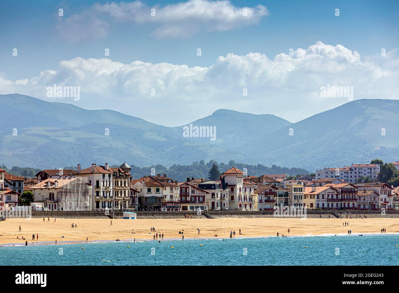 Saint Jean de Luz (sudouest de la France) plage principale et maisons typiques le long du