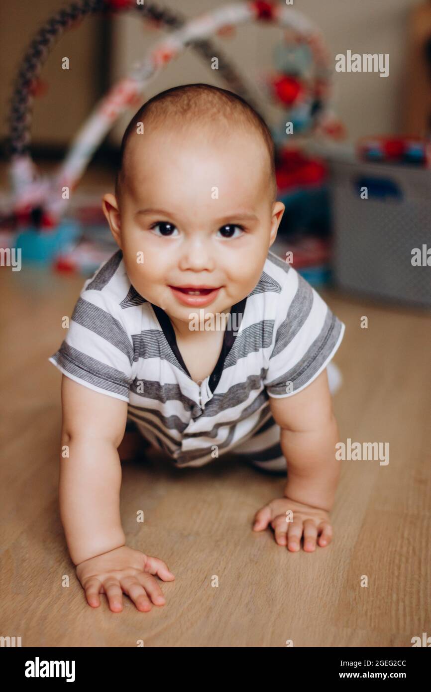 Bebe Sucre Apprenant A Ramper A La Maison Bebe Souriant Avec Des Joues Chubby Photo Stock Alamy