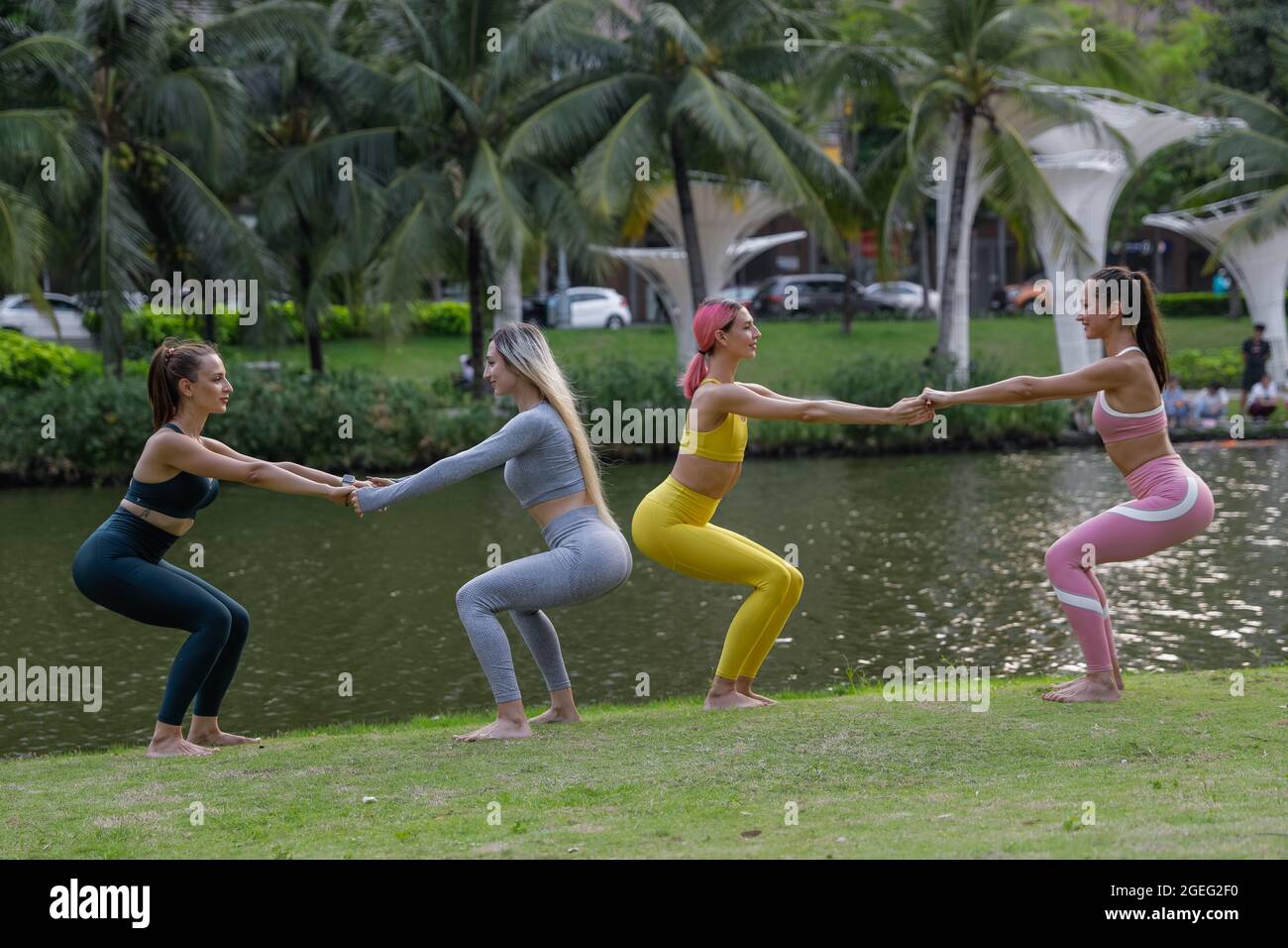 Quatre jolies jeunes femmes faisant de la forme physique dans le parc au lieu d'aller à la salle de gym. Concept d'exercice pour une bonne forme Banque D'Images