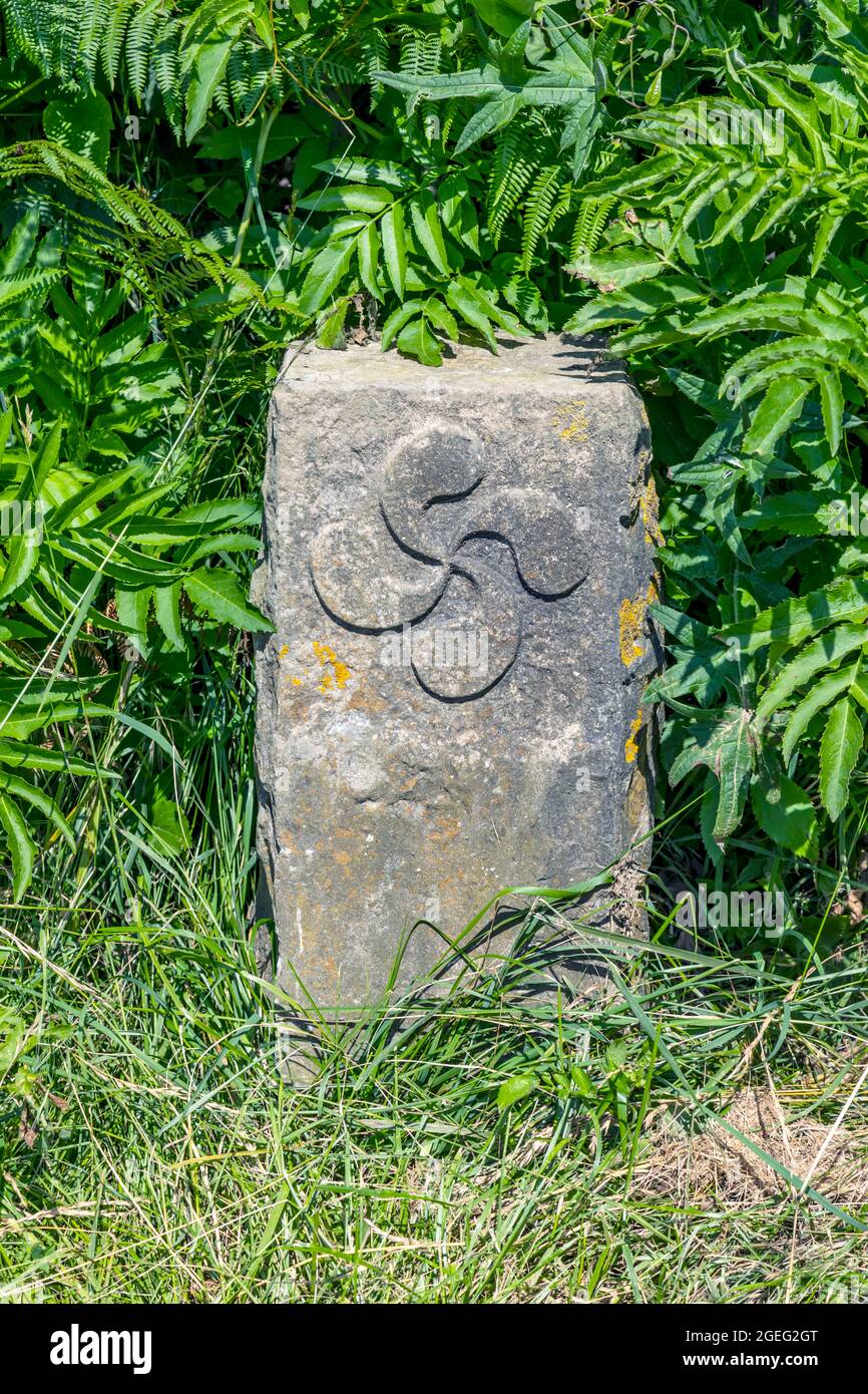 Stèle avec une croix basque, symbole du pays basque Banque D'Images