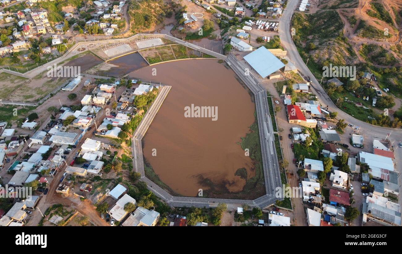 Belle vue aérienne d'un lac brun et de bâtiments denses à Nogales Sonora, Mexique Banque D'Images