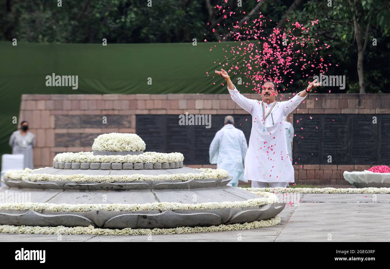 L'employé du parti du Congrès national indien rend hommage à l'ancien Premier ministre Rajiv Gandhi à l'occasion de son 77e anniversaire de naissance alors que le parti du Congrès observe la journée comme 'Sadbhavana Diwas' chez Veer Bhoomi à New Delhi.Rajiv Gandhi est né le 20 août, 1944 et est devenu le plus jeune Premier ministre indien en 1984-89 et a été assassiné lors d'une attaque terroriste par les Tigres de libération des séparatistes rebelles de l'Eelam tamoul (LTTE), dans la ville de Sriperumpudur, dans l'État du Tamil Nadu, lors de la campagne électorale du 21 mai 1991. (Photo de Naveen Sharma/SOPA Images/Sipa USA) Banque D'Images