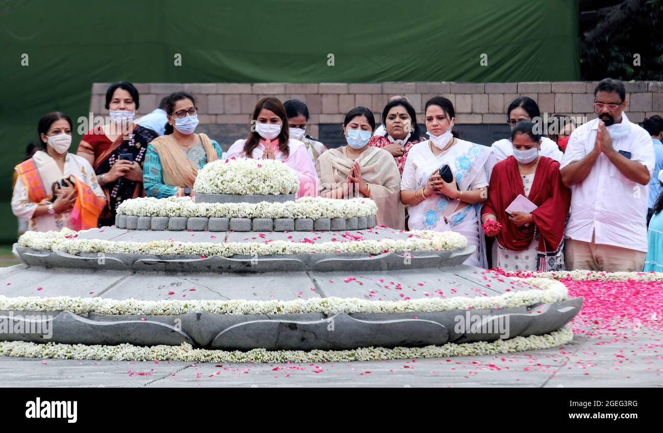 Les travailleurs du parti du Congrès national indien rendent hommage à l'ancien Premier ministre Rajiv Gandhi à l'occasion de son 77e anniversaire de naissance alors que le parti du Congrès observe la journée comme 'Sadbhavana Diwas' chez Veer Bhoomi à New Delhi.Rajiv Gandhi est né le 20 août, 1944 et est devenu le plus jeune Premier ministre indien en 1984-89 et a été assassiné lors d'une attaque terroriste par les Tigres de libération des séparatistes rebelles de l'Eelam tamoul (LTTE), dans la ville de Sriperumpudur, dans l'État du Tamil Nadu, lors de la campagne électorale du 21 mai 1991. (Photo de Naveen Sharma/SOPA Images/Sipa USA) Banque D'Images