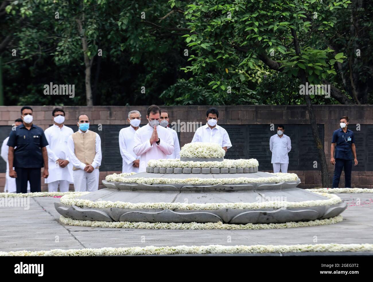 Rahul Gandhi, chef du parti du Congrès national indien, rend hommage à son père et à l'ancien Premier ministre Rajiv Gandhi pour son 77e anniversaire de naissance, alors que le parti du Congrès observe la journée comme 'Sadbhavana Diwas' chez Veer Bhoomi à New Delhi.Rajiv Gandhi est né le 20 août. 1944 et est devenu le plus jeune Premier ministre indien en 1984-89 et a été assassiné lors d'une attaque terroriste par les Tigres de libération des séparatistes rebelles de l'Eelam tamoul (LTTE), dans la ville de Sriperumpudur, dans l'État du Tamil Nadu, lors de la campagne électorale du 21 mai 1991. (Photo de Naveen Sharma/SOPA Images/Sipa USA) Banque D'Images