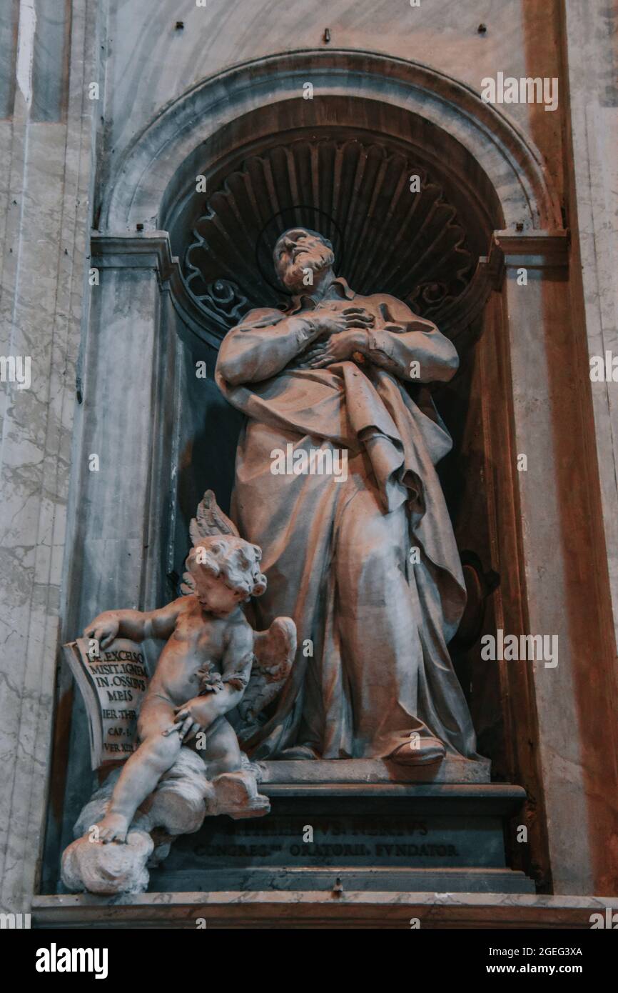 Photo verticale des détails de la statue à la basilique San Pietro, Cité du Vatican Banque D'Images