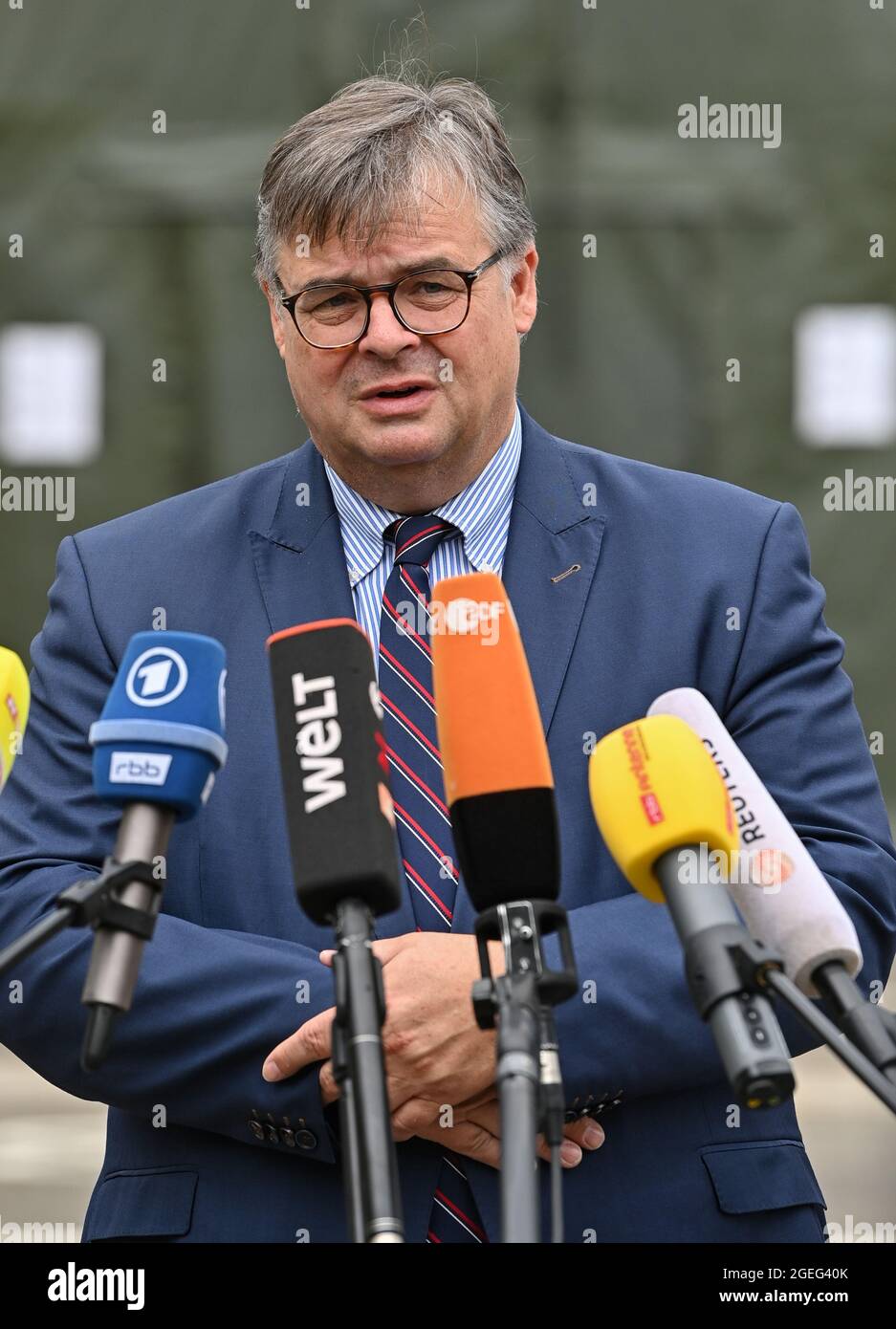 Doberlug Kirchhain, Allemagne. 20 août 2021. OLAF Jansen, chef de l'Autorité centrale des étrangers de Brandebourg, prend la parole lors d'une conférence de presse sur les motifs de l'aide aux réfugiés DRK au centre d'accueil initial. Tôt ce matin, vers 4 h 30, deux bus de l'aéroport de Francfort-sur-le-main sont arrivés ici à l'Autorité centrale des étrangers de Brandebourg avec près de 59 personnes locales d'Afghanistan. Credit: Patrick Pleul/dpa-Zentralbild/dpa/Alay Live News Banque D'Images