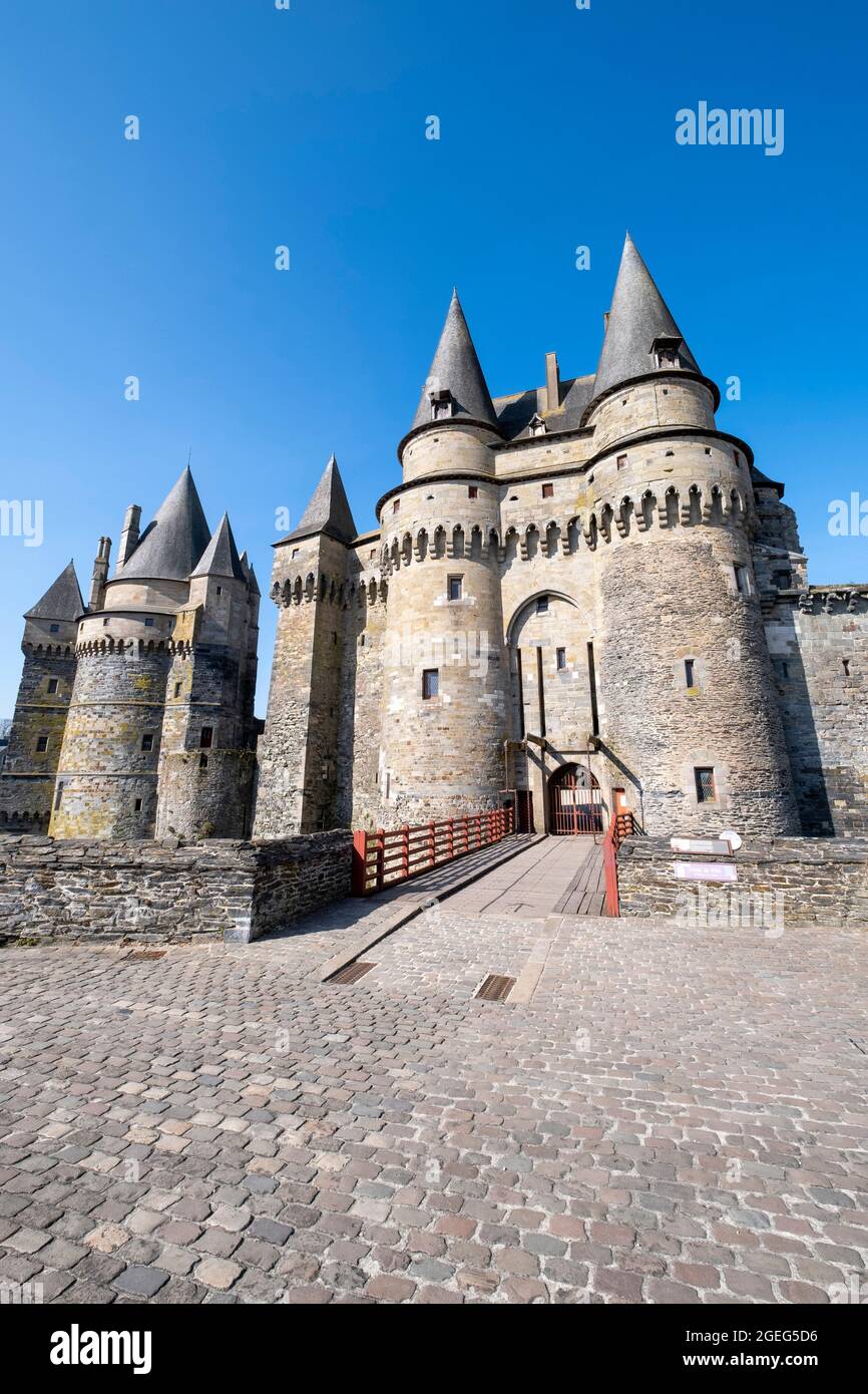 Vitre (Bretagne, Nord-Ouest de la France) : le château, forteresse médiévale sur un promontoire rocheux, vue de la place. Le castellum et la Tour de Banque D'Images