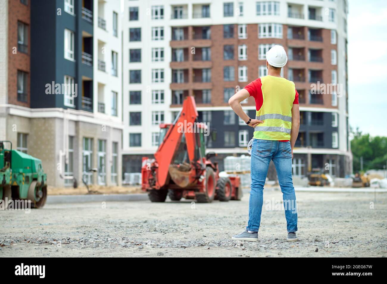 Travailleur masculin expérimenté examinant un nouvel objet de construction Banque D'Images