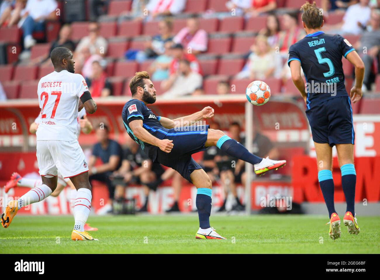 Lucas TOUSART (B) en duels contre Anthony MODESTE l. (K) action, football 1er Bundesliga, 1er jour de match, FC Cologne (K) - Hertha BSC Berlin (B) 3: 1, le 15 août 2021 à Koeln/Allemagne. #DFL les règlements interdisent toute utilisation de photographies comme séquences d'images et/ou quasi-vidéo # Â Banque D'Images