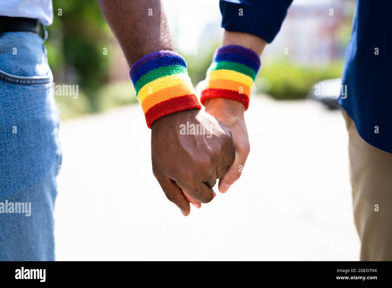 Couple gay tenant les mains. Indicateur LGBTQ. Vie LGBT Banque D'Images