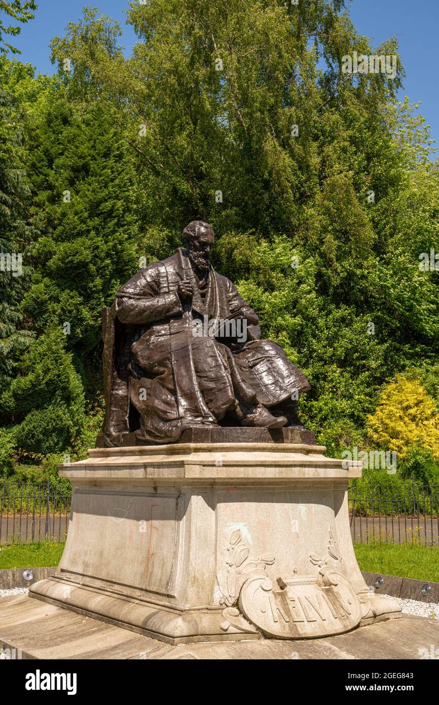 Statue de William Thomson, 1st Baron Kelvin près du musée Kelvingrove et de la galerie d'art.Glasgow, Écosse Banque D'Images