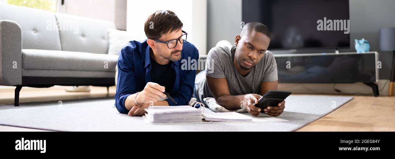 Un couple gay heureux fait des impôts et de la planification du revenu avec le calculateur Banque D'Images