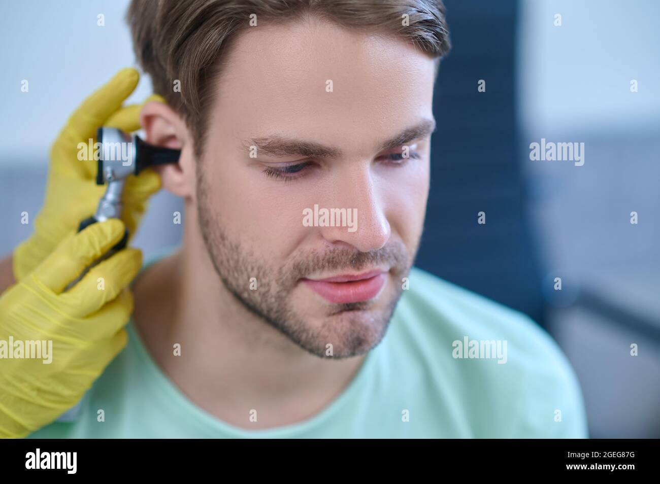 Tympan d'oreille de patients en cours d'examen avec un otoscope Banque D'Images