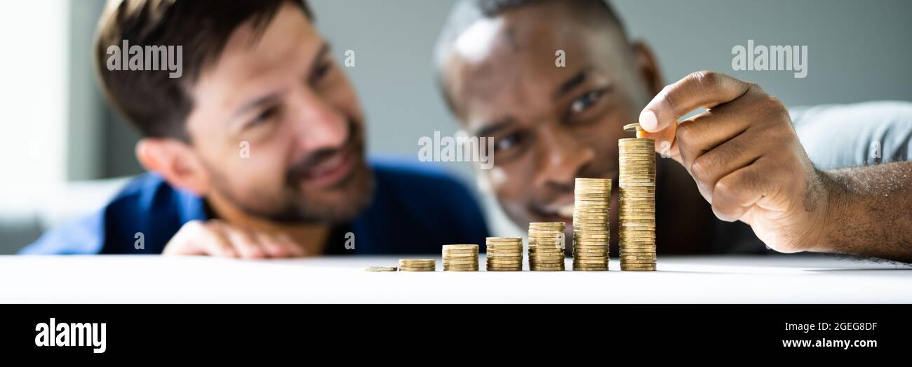 Couple gay économiser de l'argent et de l'investissement. Assurance-dépôts Banque D'Images