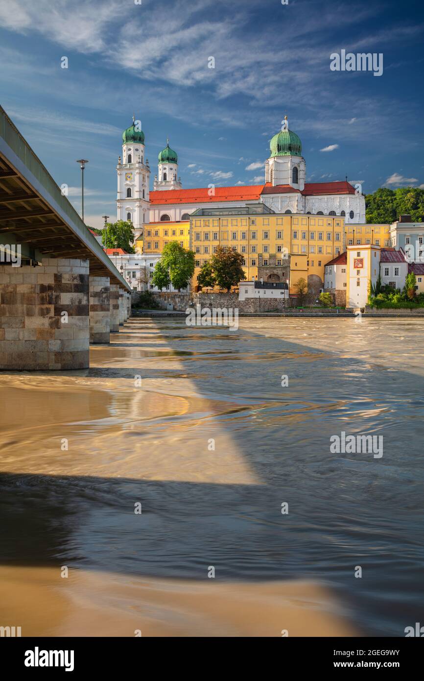 Passau, Allemagne. Image du paysage urbain de Passau avec la cathédrale Saint-Stephan et le pont Mary's ou Mariensbrucke au-dessus de la rivière Inn par beau temps d'été. Banque D'Images