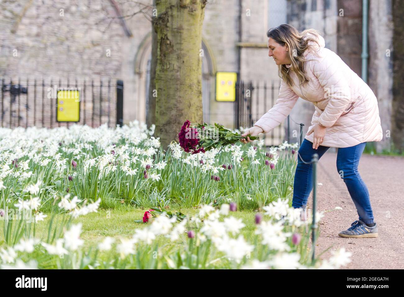 Les adeptes de la beauté lament des fleurs en hommage à la porte du palais Holyrood et des jardins pour le prince Philip, membre de la famille royale principale, est décédé aujourd'hui à Windsor. Crédit: Euan Cherry Banque D'Images