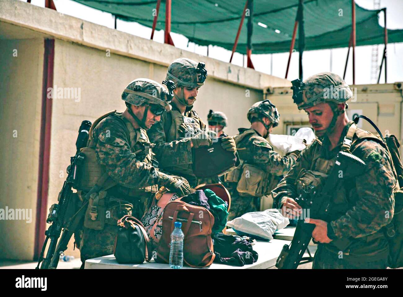 Kaboul, Afghanistan. 18 août 2021. Des Marines américains affectés à la 24e unité expéditionnaire maritime, vérifient les bagages lors de l'évacuation des civils à l'aéroport international Hamid Karzaï dans le cadre de l'opération alliés refuge le 18 août 2021 à Kaboul, en Afghanistan. Credit: Planetpix/Alamy Live News Banque D'Images