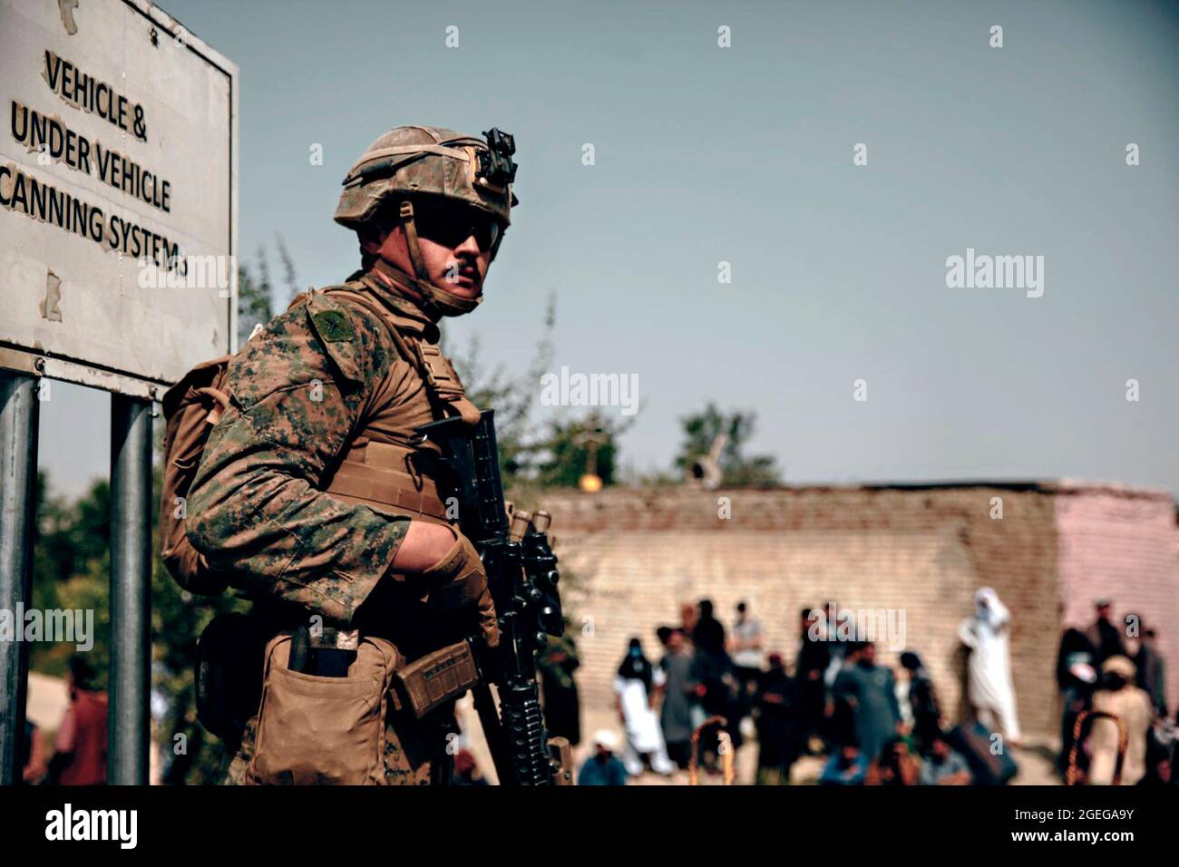 Kaboul, Afghanistan. 18 août 2021. Une marine américaine affectée à la 24e unité expéditionnaire maritime assure la sécurité pendant l'évacuation des civils à l'aéroport international Hamid Karzaï dans le cadre de l'opération alliés refuge le 18 août 2021 à Kaboul, en Afghanistan. Credit: Planetpix/Alamy Live News Banque D'Images