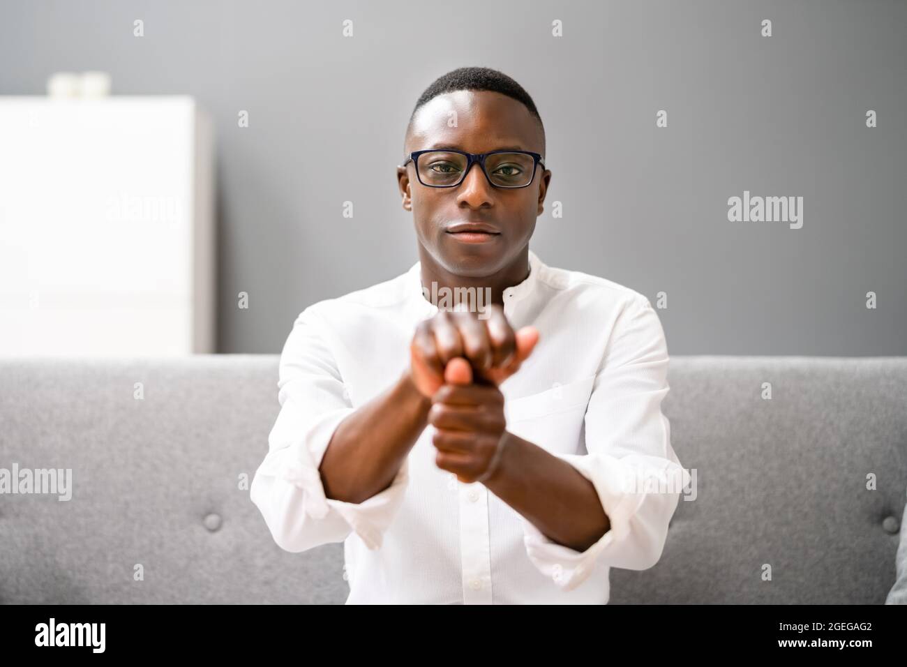 Jeune Africain utilisant la langue des signes. Appel de formation en ligne Banque D'Images