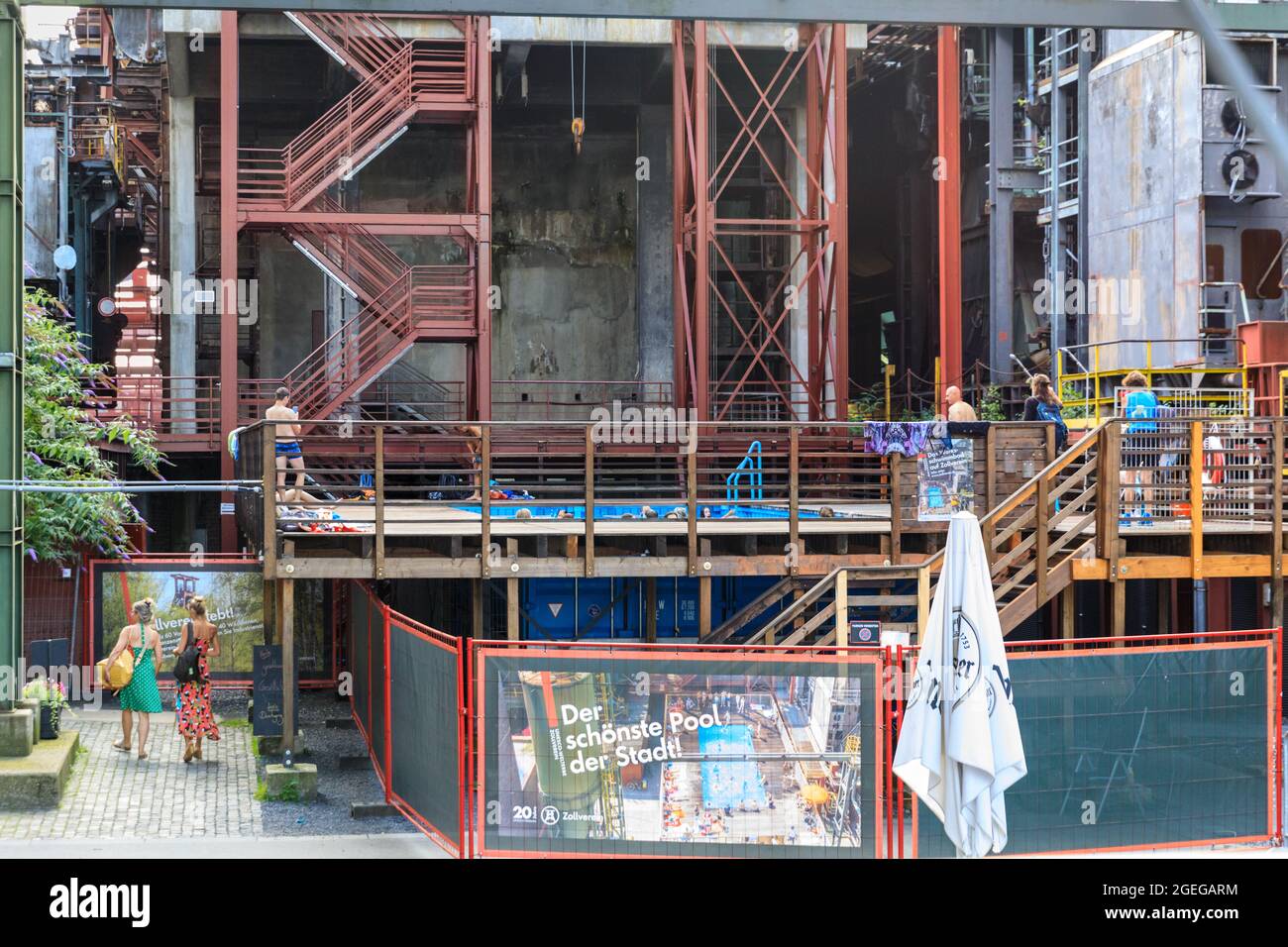 Piscine 'Werksschwimmbad' à la cokerie, complexe industriel de la mine de charbon Zeche Zollverein, site du patrimoine mondial de l'UNESCO, région de la Ruhr, Essen, Allemagne Banque D'Images