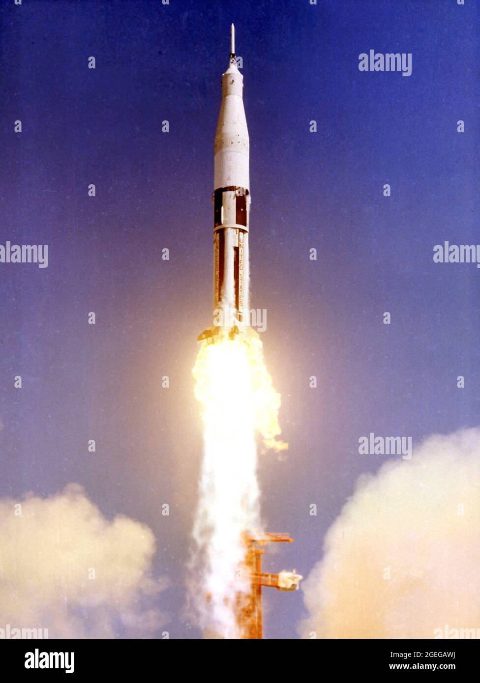 apollo-saturn 201, le premier de la série s-IB soulevé du PAD 34 à 11 h 12, 26 février 1966, AS-201, le premier véhicule de lancement IB de Saturn développé par le Marshall Space Flight Centre (MSFC), se lève de Cape Canaveral, Floride, le 26 février 1966. Il s'agissait du premier vol des phases S-IB et S-IVB, y compris le premier essai en vol du moteur J-2 propulsé par de l'hydrogène liquide/de l'oxygène liquide dans la phase S-IVB. Au cours du vol de trente-sept minutes, le véhicule a atteint une altitude de 303 milles et a parcouru 5,264 milles en aval Banque D'Images