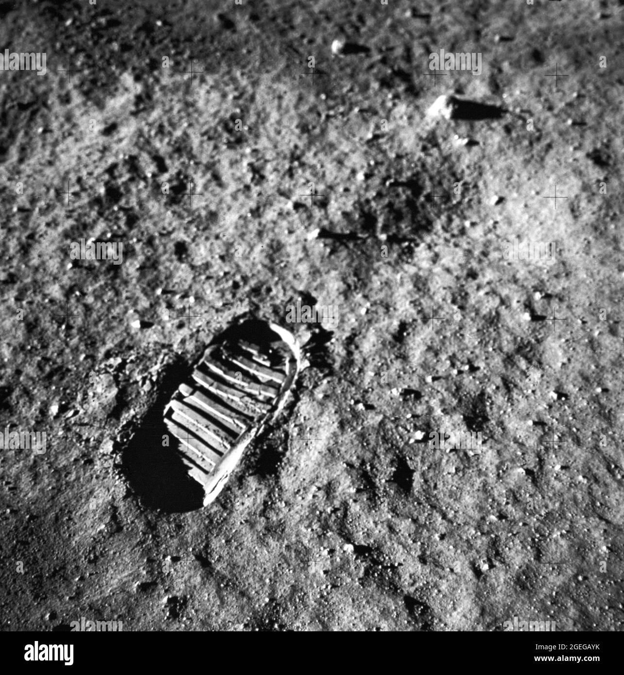Vue rapprochée de l’empreinte d’un astronaute dans le sol lunaire, photographiée par une caméra de surface lunaire de 70 mm au cours de l’activité extravéhiculaire de surface lunaire Apollo 11. Première mission lunaire habitée, l'Apollo 11 a été lancé à bord d'un véhicule de lancement Saturn V du Kennedy Space Center, en Floride, le 16 juillet 1969, et est revenu sur Terre en toute sécurité le 24 juillet 1969. L'équipage de 3 personnes à bord du vol était composé de Neil A, Armstrong, commandant de mission; Edwin E. Aldrin, Jr., Lunar module Pilot ; et Michael Collins, Command module Pilot. Banque D'Images