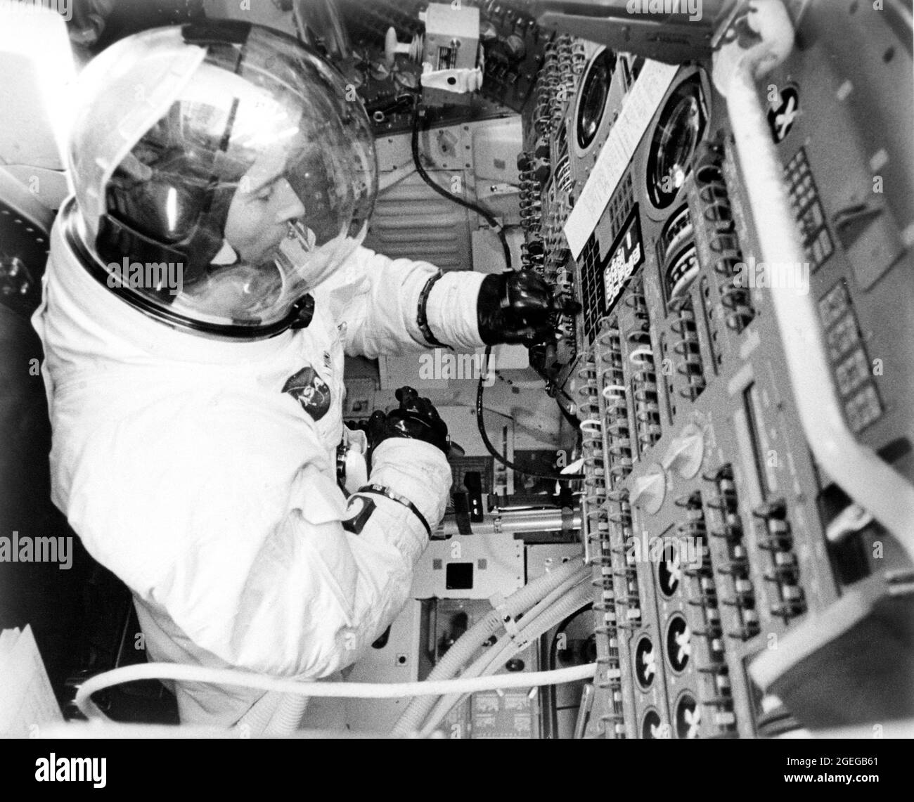 (3 avril 1969) --- l'astronaute John W. Young, pilote du module de commandement de l'équipage de premier plan Apollo 10, participe à une activité de simulation dans le simulateur de mission Apollo au Centre spatial Kennedy lors des préparatifs de sa mission sur orbite lunaire prévue Banque D'Images