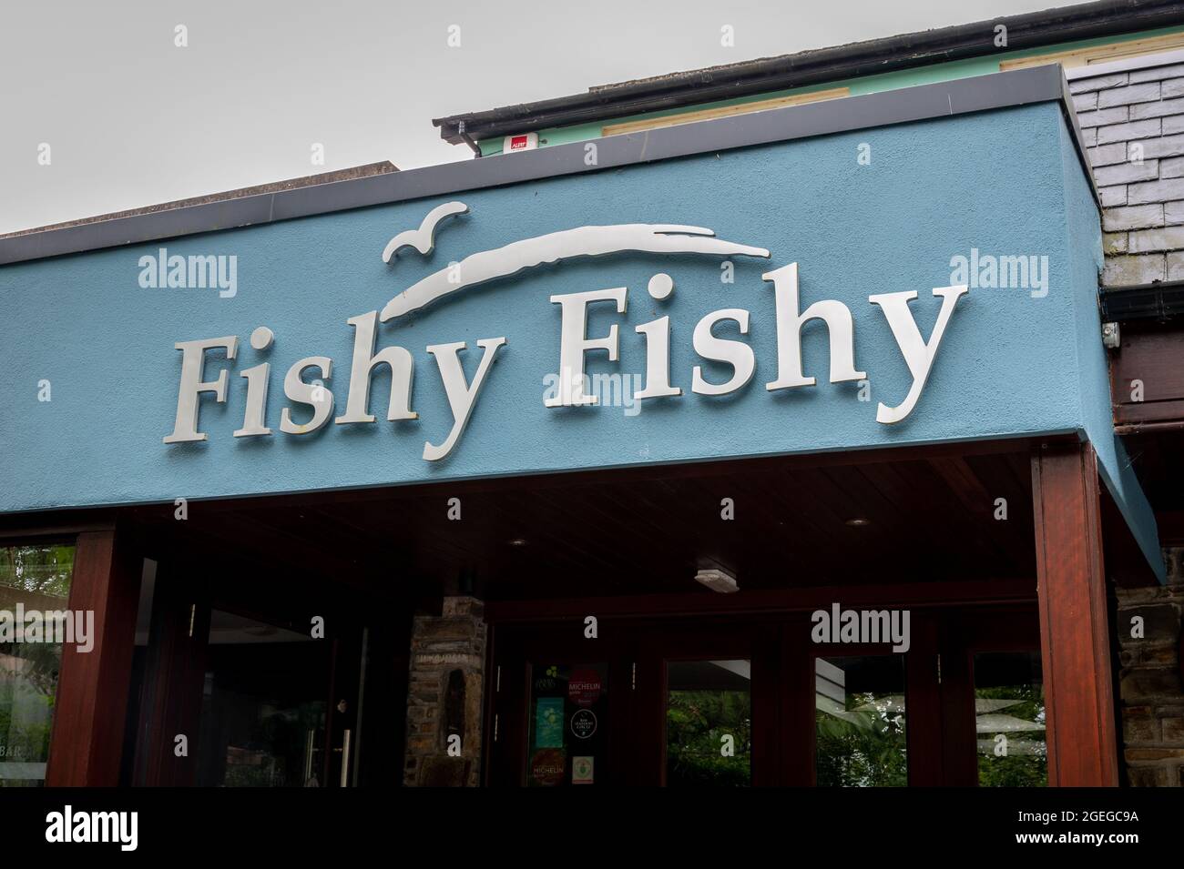 Kinsale, Irlande - 13 juillet 2021 : le panneau pour Fishy Fishy Seafood restaurant à Kinsale Banque D'Images