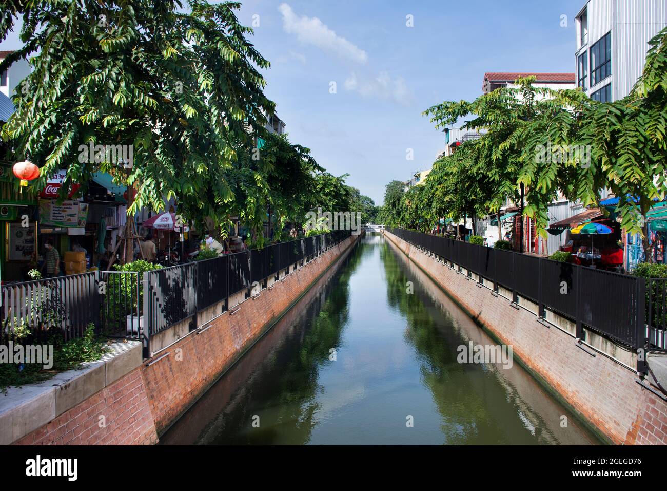 Découvrez le paysage urbain de la ville de bangkok avec le pont de Saphan Han et le canal de Klong Ong Ang tout en étant en isolement par rapport à l'épidémie de coronavirus COVID 19 à Sampheng Banque D'Images