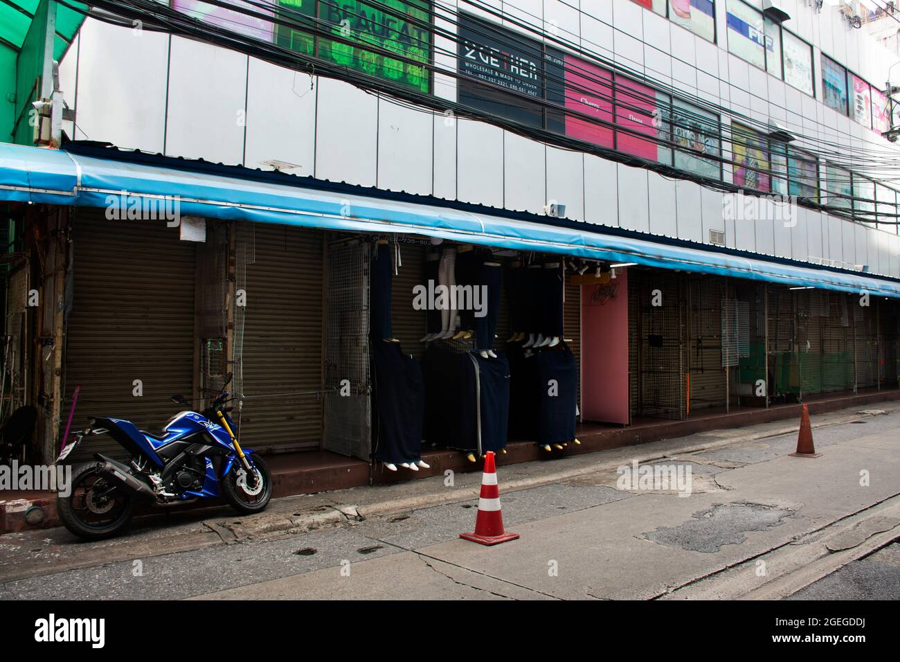 Vie style de vie nouveau normal des gens thaïlandais et magasin de magasin fermé tout en confinement de l'épidémie de coronavirus COVID 19 à Pratunam plus grand clothi Banque D'Images