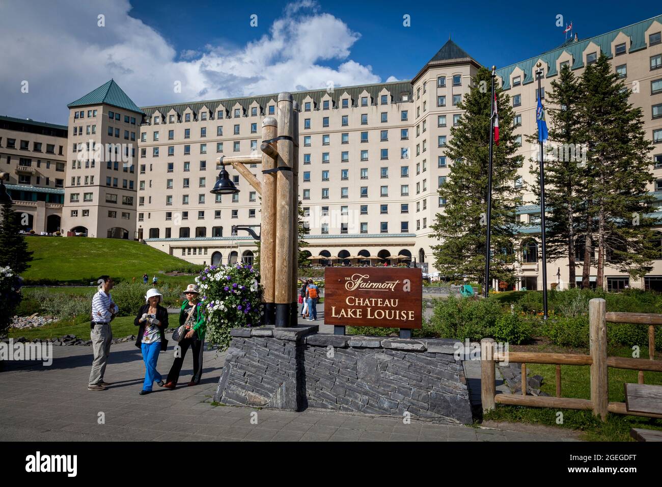 Vue sur le célèbre hôtel Fairmont près de Lake Louise, dans la région du parc national Banff, en Alberta. Banque D'Images