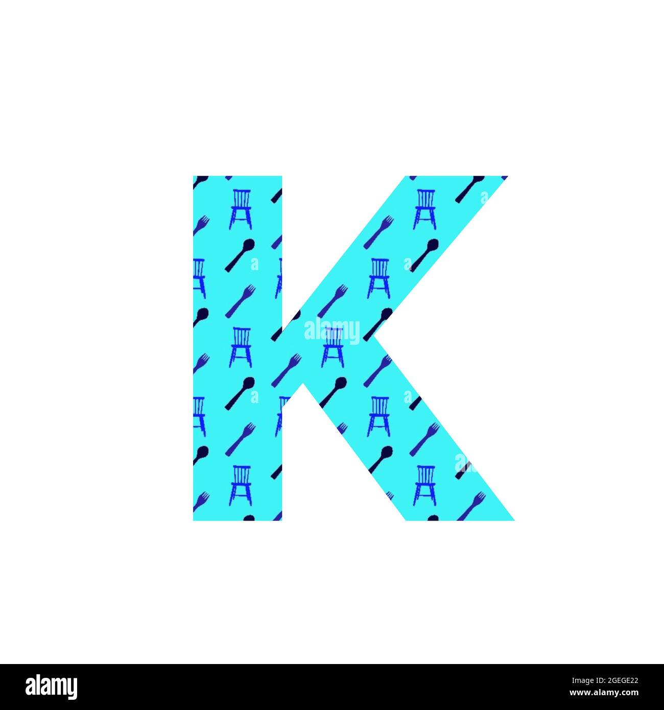 Lettre K de l'alphabet faite avec un motif de cuillères, fourchettes et chaises de cuisine, avec un fond bleu, isolé sur un fond blanc Banque D'Images