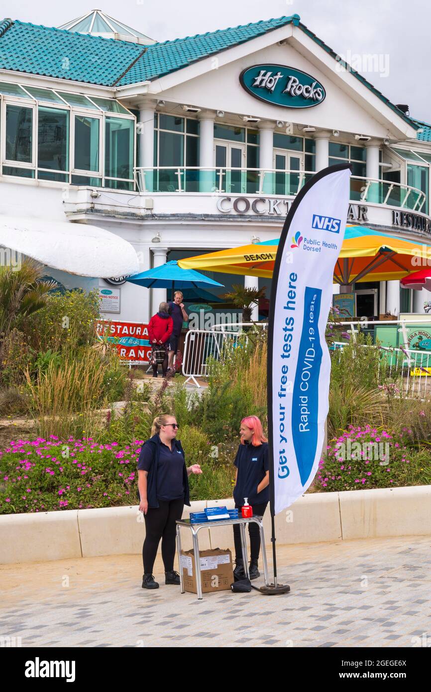Bournemouth, Dorset, Royaume-Uni. 20 août 2021. Des tests gratuits NHS Rapid Covid-19 sont proposés à Pier Approach, à Bournemouth, tandis que les gens se dirigent vers le bord de mer et les plages. Crédit : Carolyn Jenkins/Alay Live News Banque D'Images