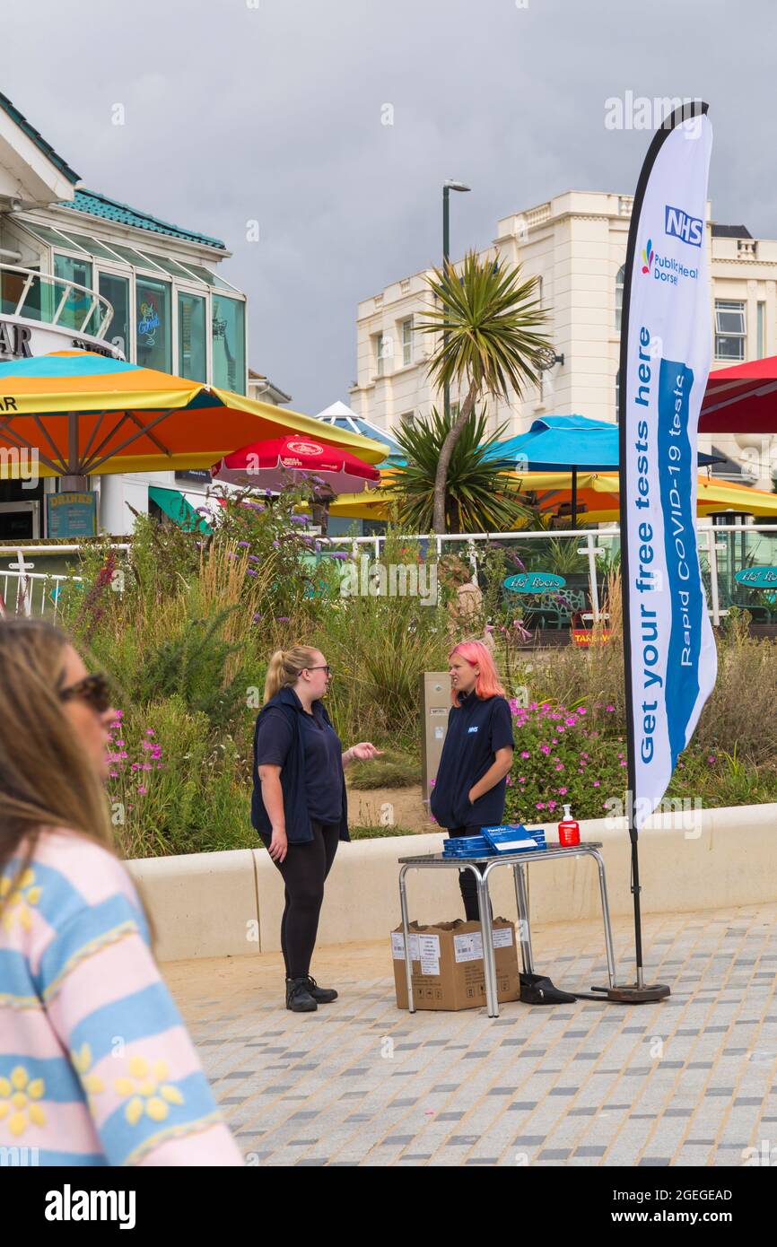 Bournemouth, Dorset, Royaume-Uni. 20 août 2021. Des tests gratuits NHS Rapid Covid-19 sont proposés à Pier Approach, à Bournemouth, tandis que les gens se dirigent vers le bord de mer et les plages. Crédit : Carolyn Jenkins/Alay Live News Banque D'Images