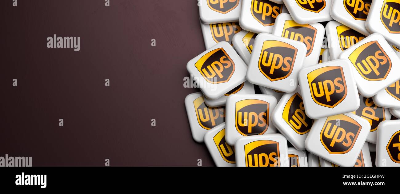 Logos de la compagnie d'expédition et de réception UPS United Parcel Service sur un tas sur une table. Copier l'espace. Format de bannière Web. Banque D'Images