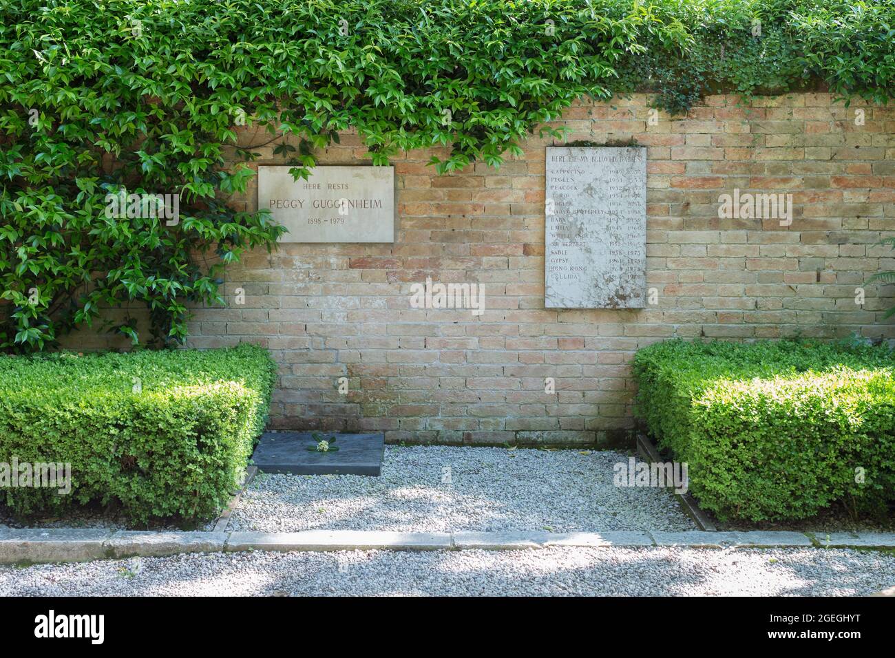 Lieu de sépulture de Peggy Guggenheim dans la cour du musée Peggy Guggenheim, Venise, Italie Banque D'Images