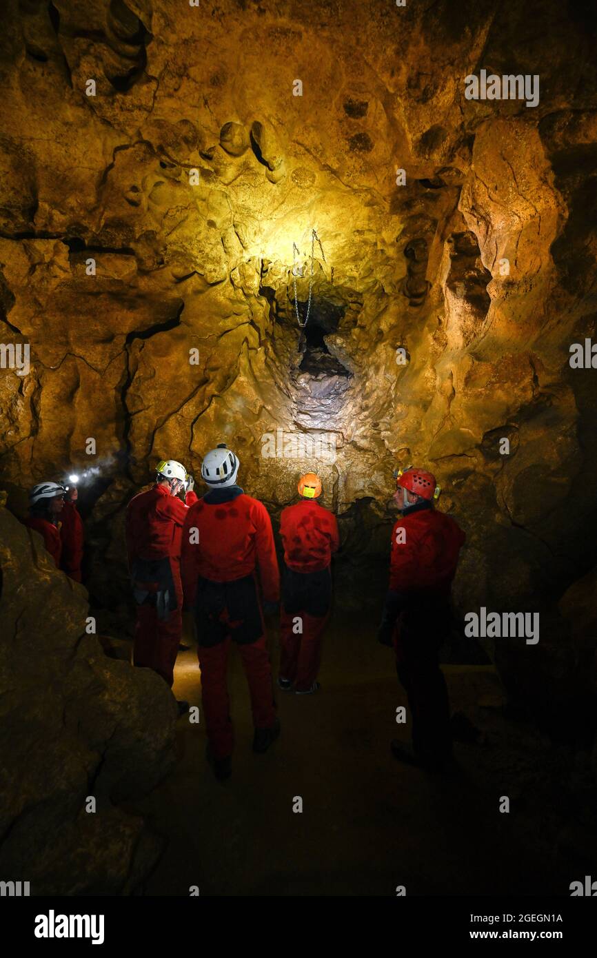 Villard de Lans (sud-est de la France) 2021/23/23: Groupe de spelunking dans la grotte "grotte Roche". Observation d'une cavité Banque D'Images