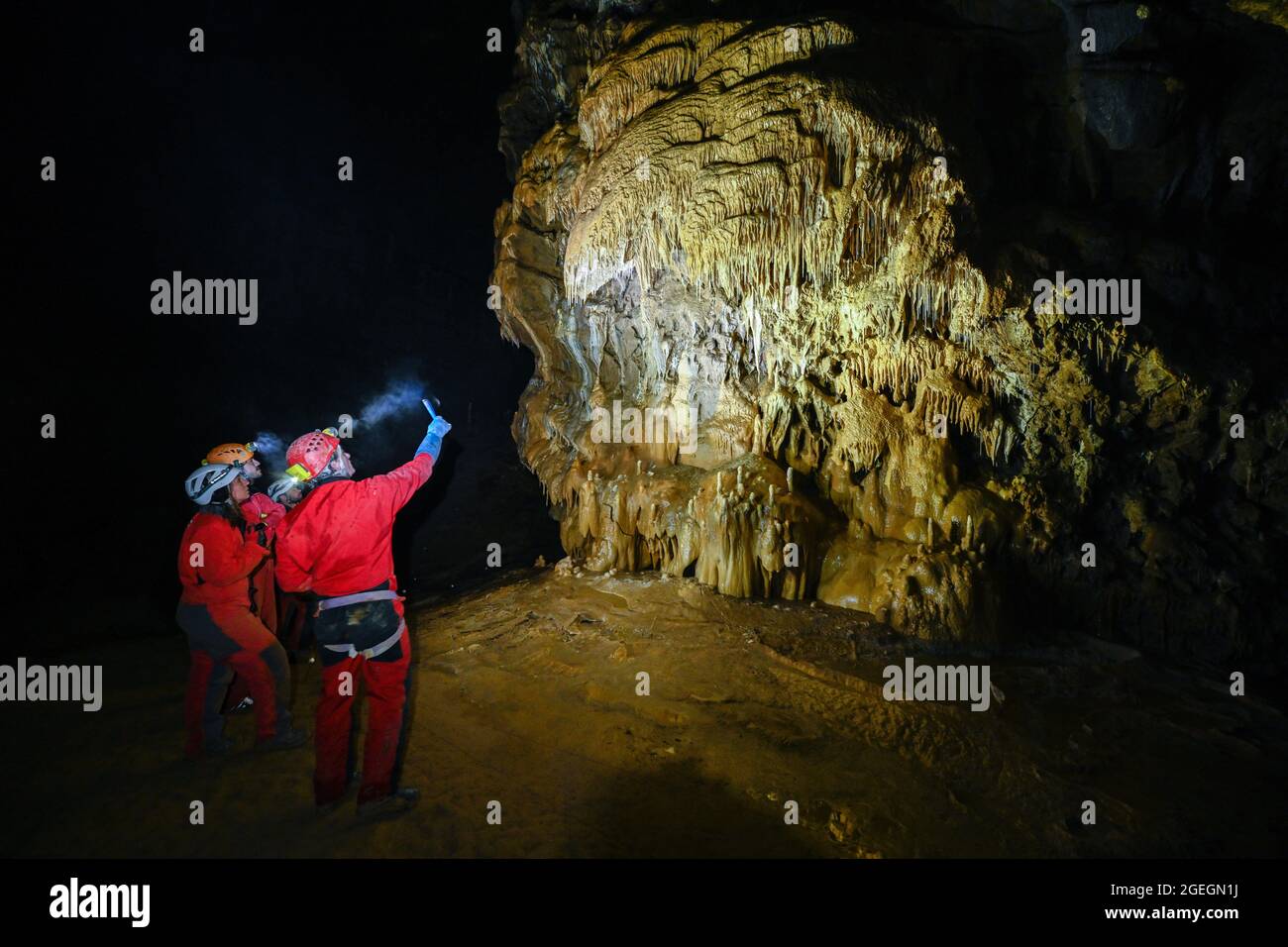 Villard de Lans (sud-est de la France) 2021/23/23: Groupe de spelunking dans la grotte "grotte Roche". Personnes prenant des photos de concrétions Banque D'Images