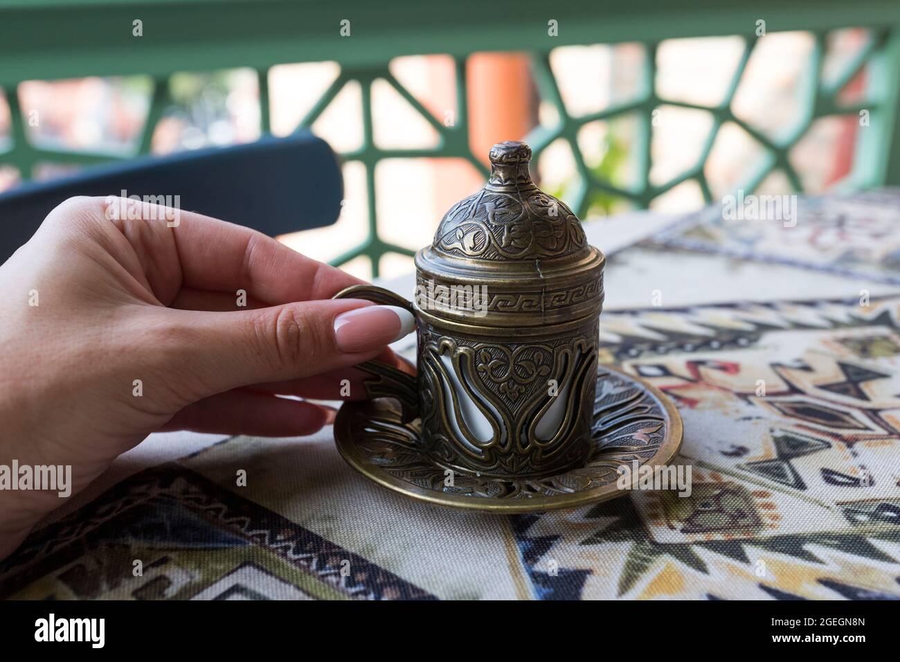 Café turc traditionnel. Café oriental sur la table dans une tasse de cuivre. Banque D'Images