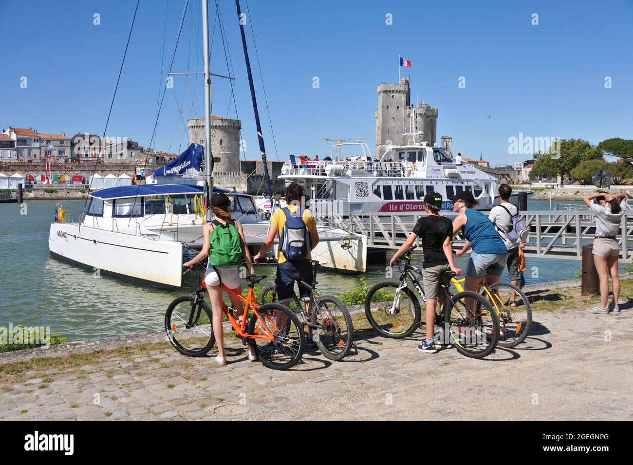 La Rochelle ouest de la France touristes v lo et regardant