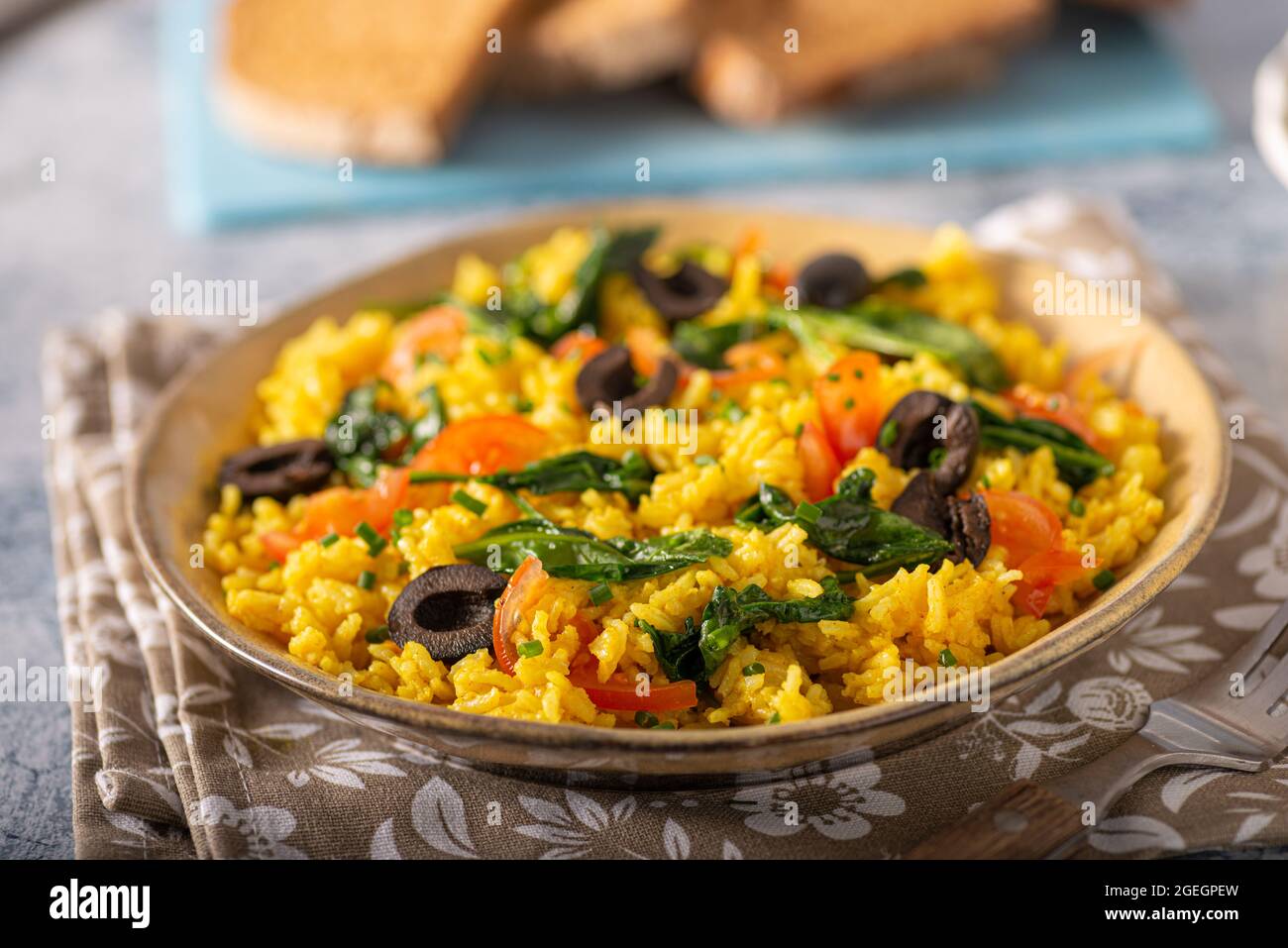 Risotto Hommemade aux épinards, à l'ail et aux olives Banque D'Images