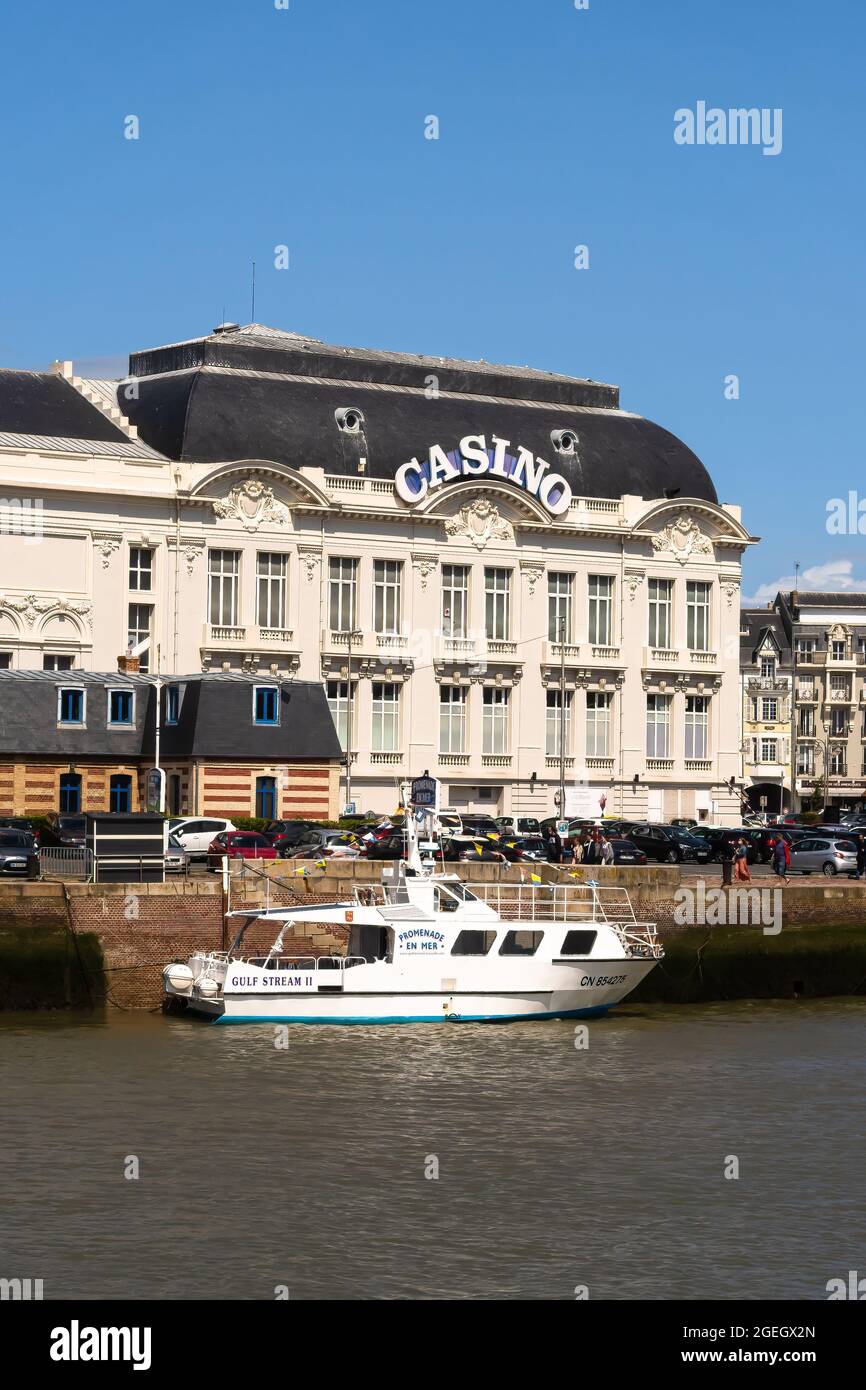 Port deauville Banque de photographies et d'images à haute résolution -  Alamy