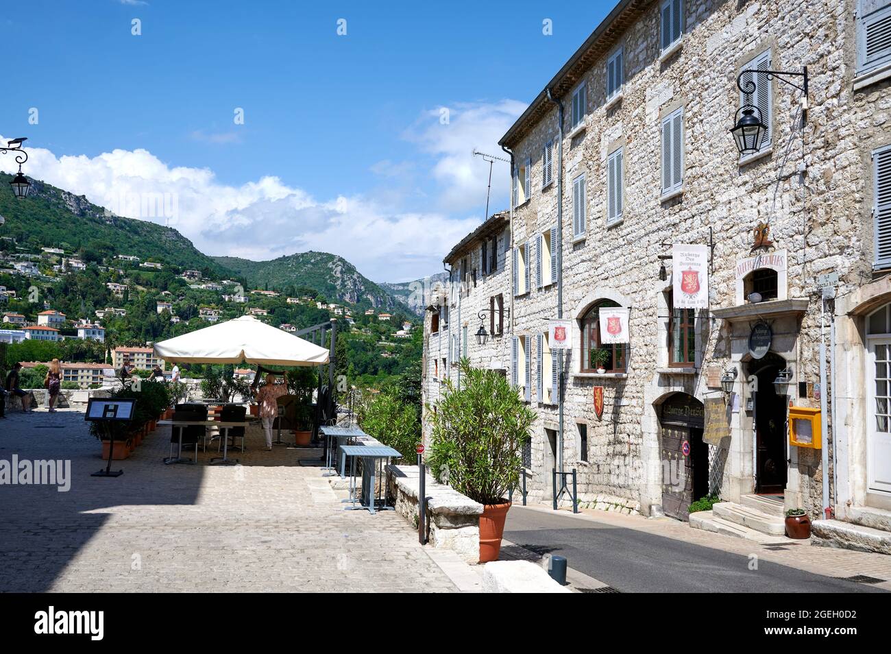 Vence (sud-est de la France) : vue d'ensemble du paysage avec maisons en pierre et façade de l'auberge des Seigneurs à la place frene Banque D'Images